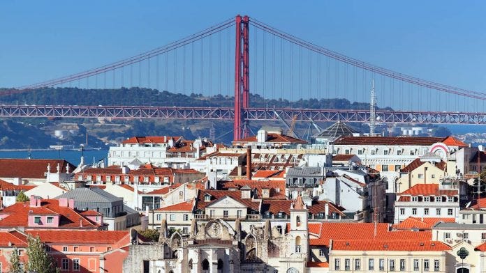 25 de Abril Bridge connecting Lisbon and Setúbal districts